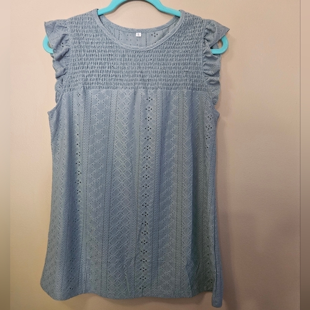 Unbranded Women's Size L Eylet Flutter Sleeve Green Top